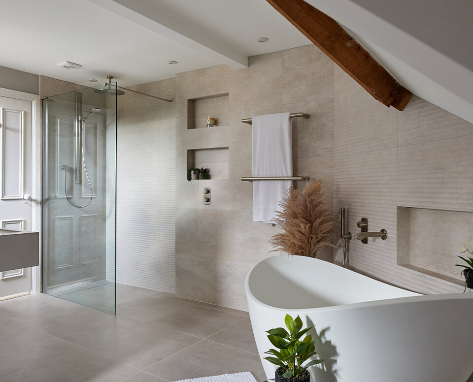 Minimalist Master ensuite in Ockham real